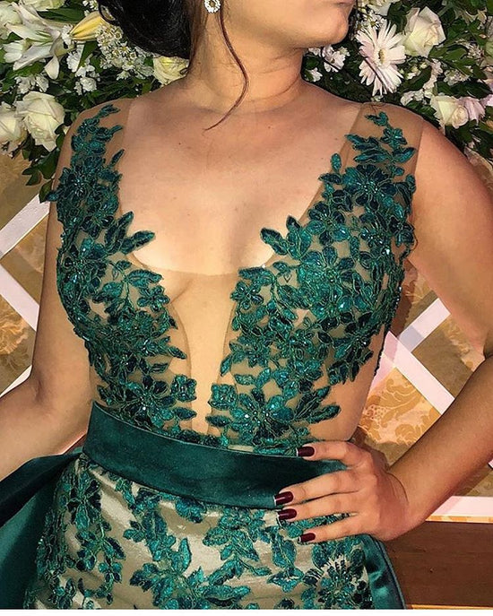 Rakul Preet flaunted her cleavage by wearing a front cut gown without bra,  the dress was so long that it was difficult to walk - informalnewz